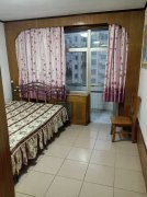 东南山小区四楼80平方三室一厅可拎包入住