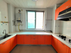 CF海山逸品华庭一楼131平带车库三室精装修仅售70万