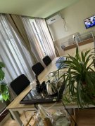 市区临街三层大楼 带院内停车场