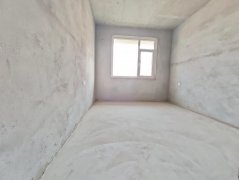 CF成山御苑八期8楼92.6平送地下室三室毛坯房