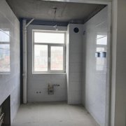 黎明高阳小区电梯 81平半装修！位置好 采光好