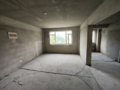 盛仕文苑一楼105.6平三室毛坯带27平车库69.8万诚心出