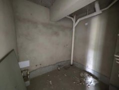 盛仕文苑一楼105.6平三室毛坯带27平车库69.8万诚心出