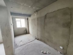 盛仕文苑一楼105.6平三室毛坯带27平车库69.8万诚心出