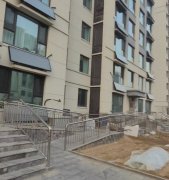 带小院 书香世家电梯1楼110平 精装花了30万 2卫 s