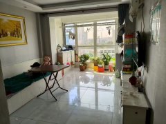 万隆国际小区，电梯5楼西边户71平两室