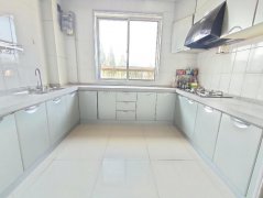 虹桥南区4楼127平三室一卫带30平车库