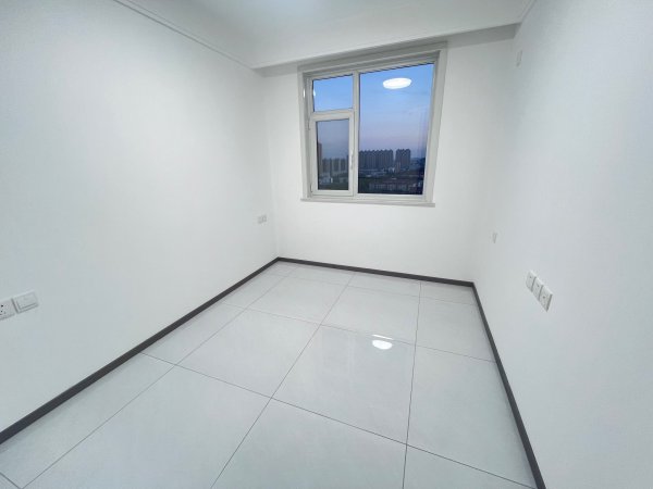 荣盛小区,14楼,精装,三居室,带地下室没住 荣盛小区,14楼,精装,三居室,带地下室没住