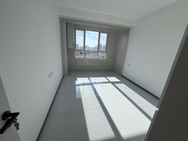 荣盛小区,14楼,精装,三居室,带地下室没住 荣盛小区,14楼,精装,三居室,带地下室没住