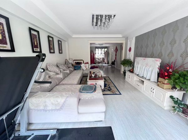 金帝桂都,一楼带院子,150平,带车位,带地下室,精装 金帝桂都,一楼带院子,150平,带车位,带地下室,精装