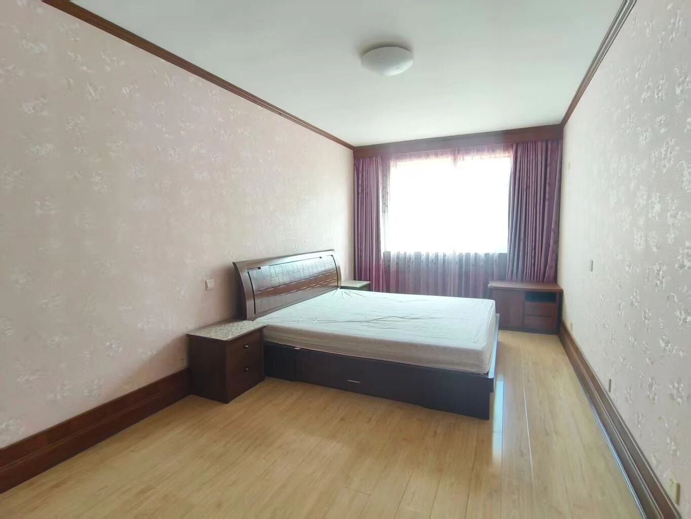 步行街附近双桥小区3楼141平三室两卫送地下室可拎包入住 步行街附近双桥小区3楼141平三室两卫送地下室可拎包入住