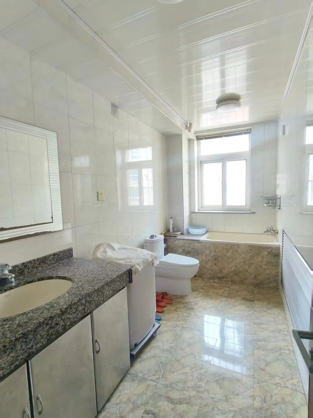 步行街附近双桥小区3楼141平三室两卫送地下室可拎包入住 步行街附近双桥小区3楼141平三室两卫送地下室可拎包入住