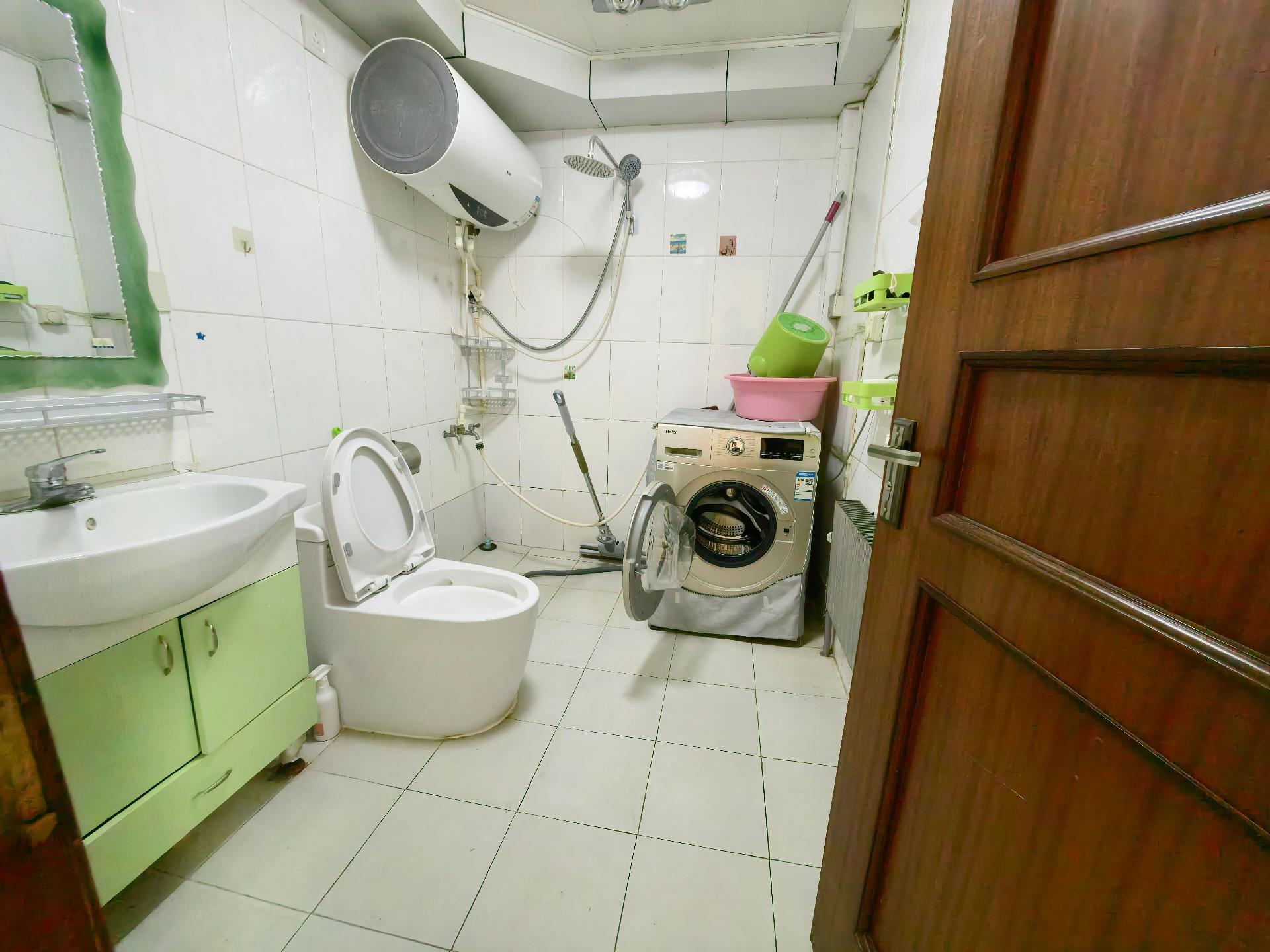 2007年的楼 得润东区3楼106平3380每平 精装 3卧 2007年的楼 得润东区3楼106平3380每平 精装 3卧