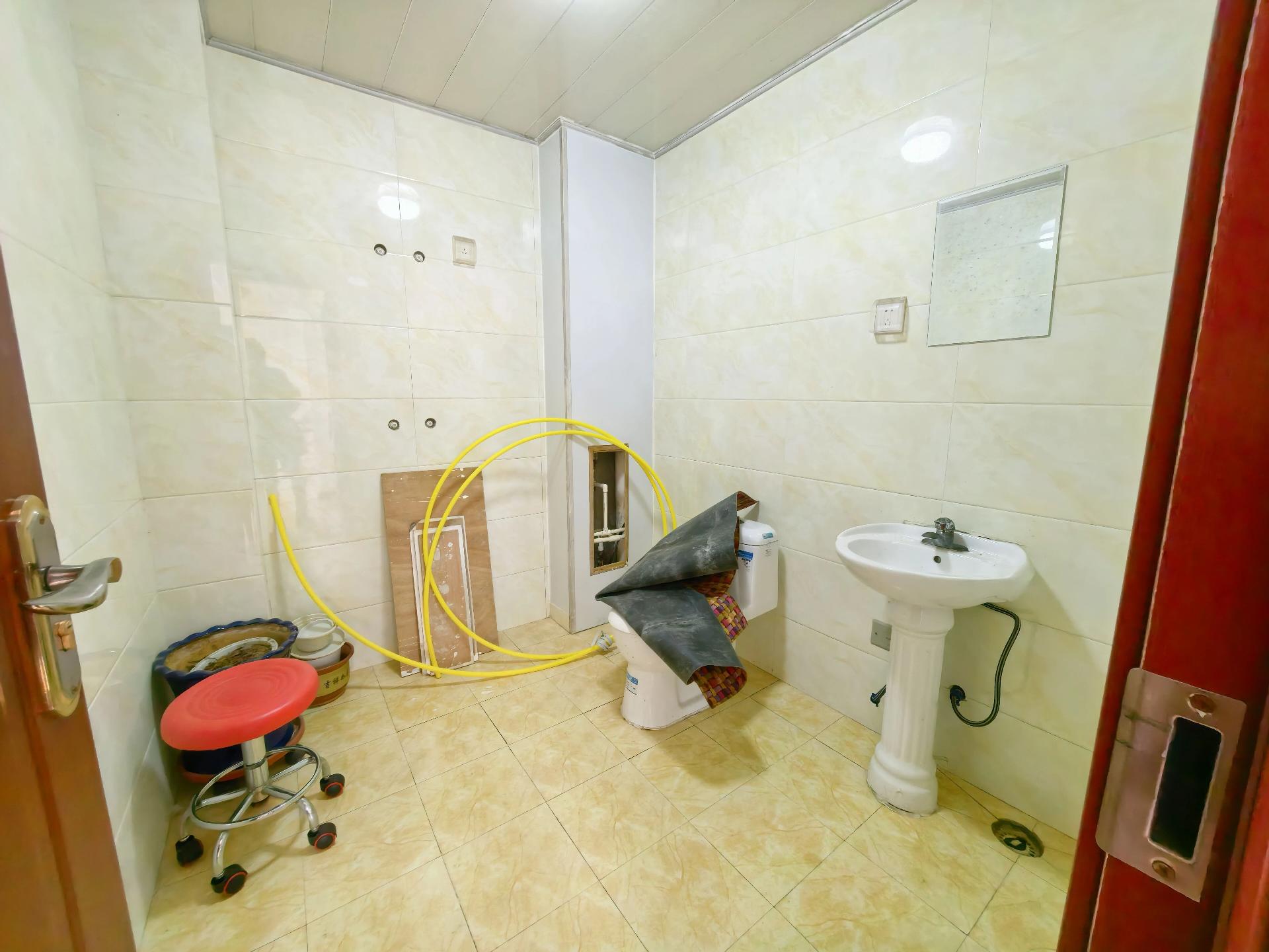 捡漏35万!华悦新城5加阁161平 5室2卫 客厅大窗 精装 捡漏35万!华悦新城5加阁161平 5室2卫 客厅大窗 精装