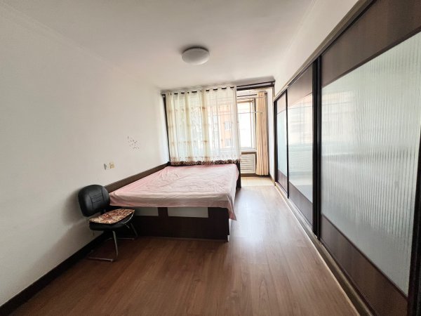 虹桥南区,四楼,128平,三室两厅两卫带地下室,车库 虹桥南区,四楼,128平,三室两厅两卫带地下室,车库