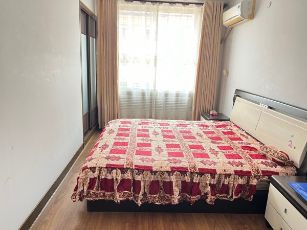 虹桥南区,四楼,128平,三室两厅两卫带地下室,车库 虹桥南区,四楼,128平,三室两厅两卫带地下室,车库