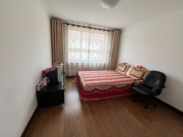 虹桥南区,四楼,128平,三室两厅两卫带地下室,车库 虹桥南区,四楼,128平,三室两厅两卫带地下室,车库