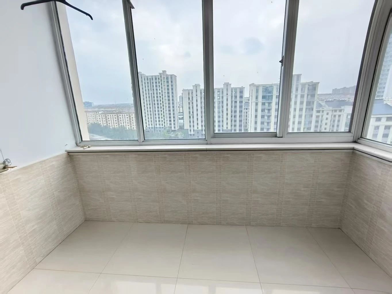 市中心 得润居电梯房10楼边户 三室两厅精装修送车库支持贷款 市中心 得润居电梯房10楼边户 三室两厅精装修送车库支持贷款