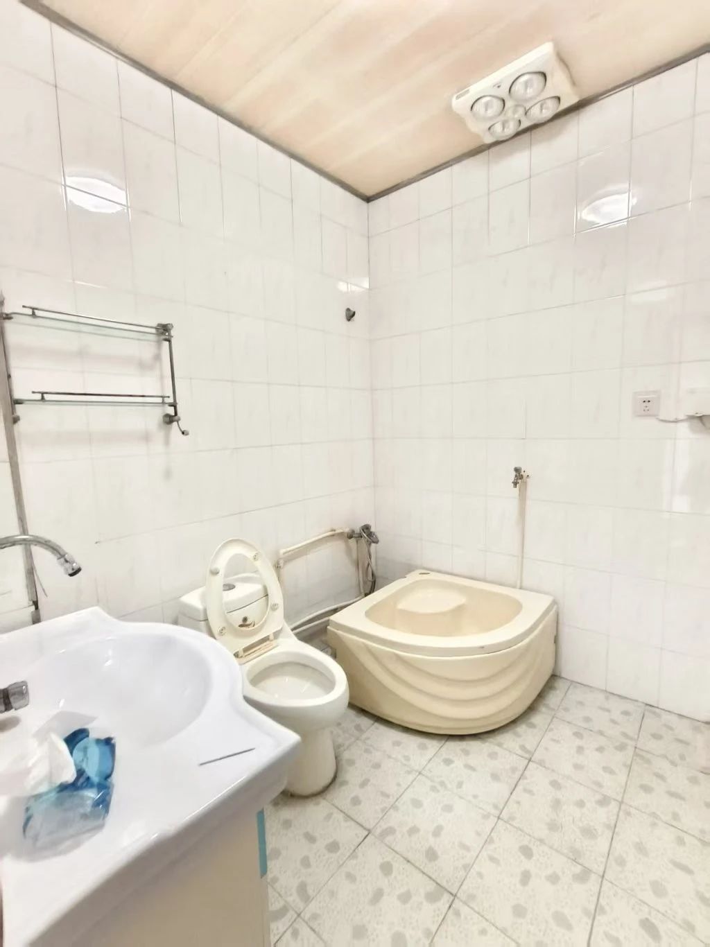 体育场北 青山南区5楼带阁楼上下160平左右四室两卫将保持好 体育场北 青山南区5楼带阁楼上下160平左右四室两卫将保持好