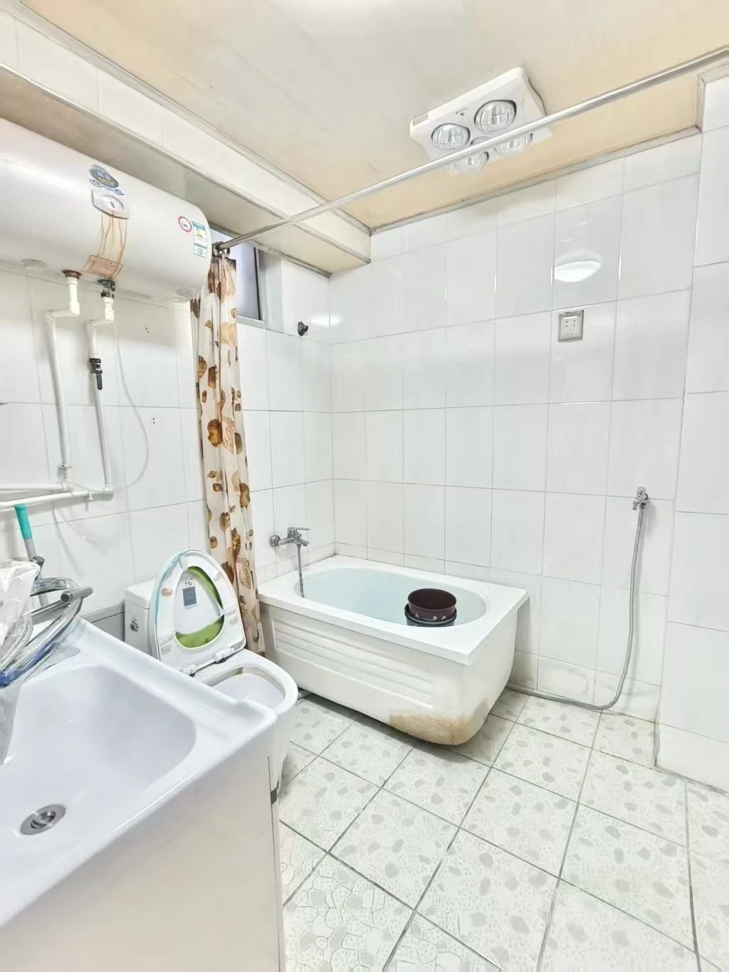 体育场北 青山南区5楼带阁楼上下160平左右四室两卫将保持好 体育场北 青山南区5楼带阁楼上下160平左右四室两卫将保持好