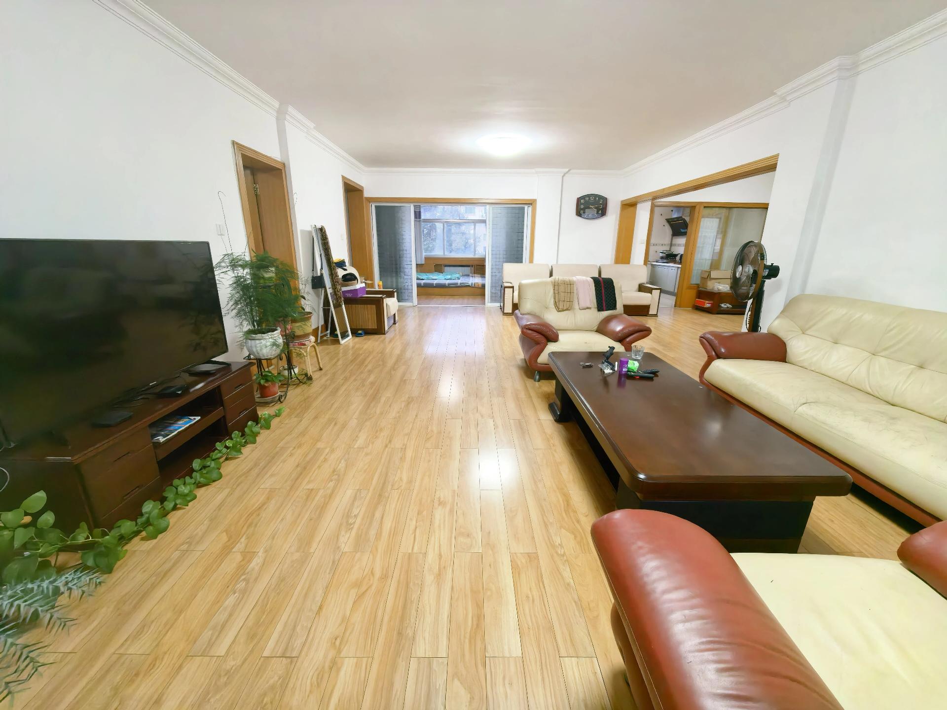 广宇小区2楼147平53万 超大车库43平 南厅 2卫精装s 广宇小区2楼147平53万 超大车库43平 南厅 2卫精装s