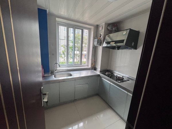 成山奥苑,一楼,89平,带地下室,精装,南客厅,卫生间有窗 成山奥苑,一楼,89平,带地下室,精装,南客厅,卫生间有窗