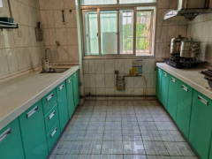 石岛东南山小区，近石岛实验小学130平，1楼带地下室， 34