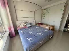 香郡小区二楼97平三室精装带储藏室51.8万诚心出售