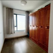 华发樱花湖电梯7楼152.75平四室两卫146.8万。