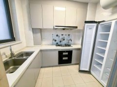 华发樱花湖 电梯 152平 南厅 4室2卫 精装 s