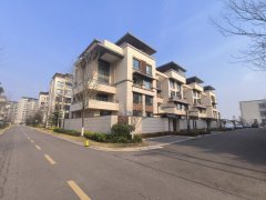 樱花湖畔上叠别墅202平四室三卫送超大露台可做阳光房急售捡漏