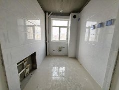 二小二中高阳小区电梯前排8楼81平两室半装