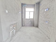 二小二中高阳小区电梯8楼边户81平两室毛坯