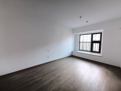 中骏世界城电梯五楼111平三室两卫精装65.8万诚心出售