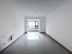 中骏世界城电梯五楼111平三室两卫精装65.8万诚心出售