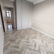 悦湖湾精装电梯16楼东边户（顶二）108平三室