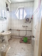 黎明广场附近 黎明中区4楼 可做3居室 卫带窗 证件齐全