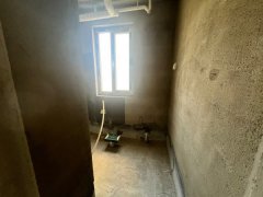 ，鑫水华庭，四楼，132平，三室两厅两卫，毛坯，88